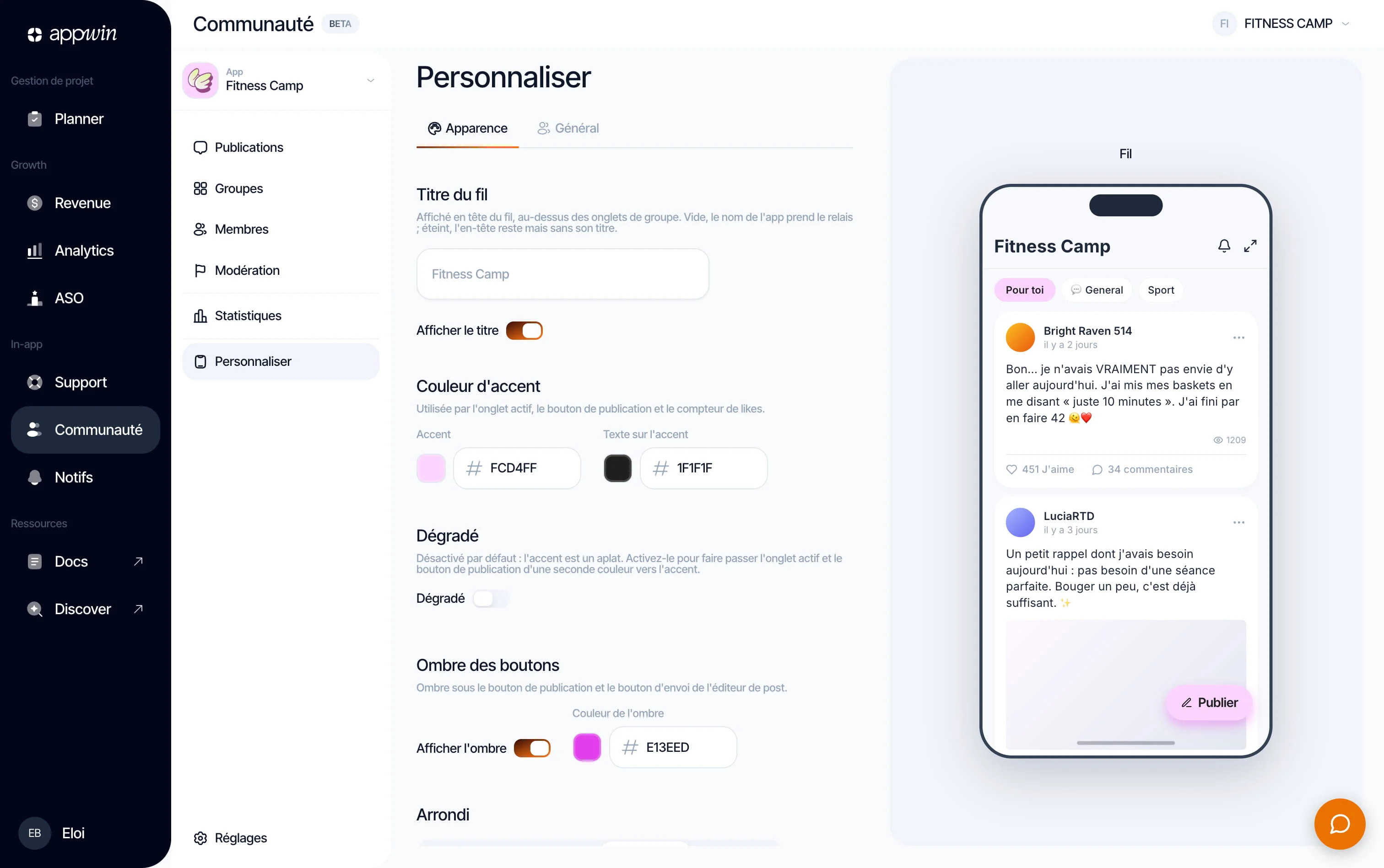La page Personnaliser de Communauté dans le dashboard Appwin : titre du fil, couleur d'accent, dégradé et ombre des boutons, avec l'aperçu du fil sur un téléphone.